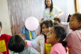 Camp d'art pour enfants avec l'équipe coréenne