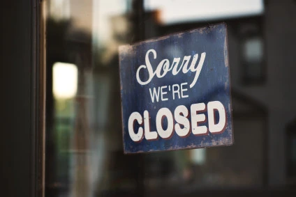 Panneau "Sorry we're closed" dans une boutique