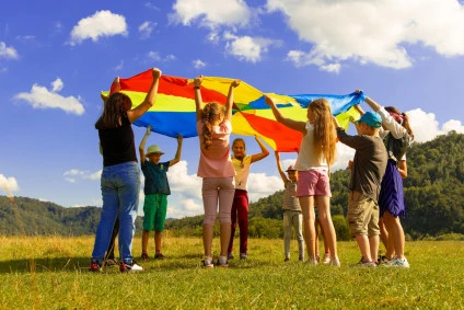 Enfants soulevant un drapeau